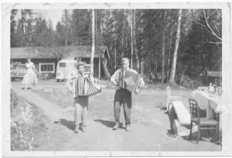 Kuvassa Aarno Raninen ja Timo Jokela hanurien kanssa juhlapaikan pihamaalla