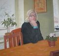 kuvassa maalaus jossa vaaleahikusinen silmälasipäinen nainen istuu pöydän ääressä edessään kahvikuppi