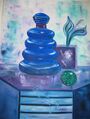 kuvassa maalaus jossa sininen lasipullo lipaston päällä sekä vihreä lasikuula ja kuutionmuotoisessa maljakossa lehdykkä