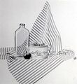 kuvassa Maalaus, jossa asetelmassa lasipullo, kulho ja raidallinen liina (mustavalkoinen)