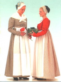 Tiedosto:200px-Lopen naisen kansallispuku.jpg