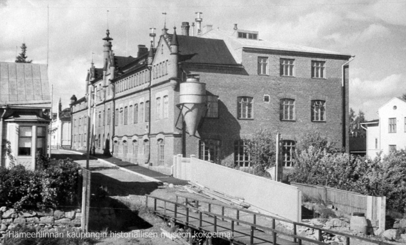 Tiedosto:800px-ArviKaristonk2 B404.jpg