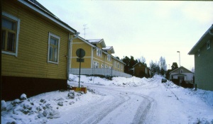 Tiedosto:300px-Harjukatu Asemantalo.jpg