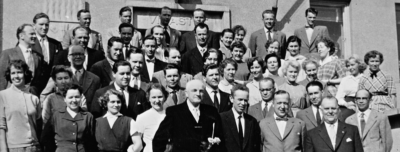 Tiedosto:799px-Kauppalan viraston portailla 1958 2.jpg