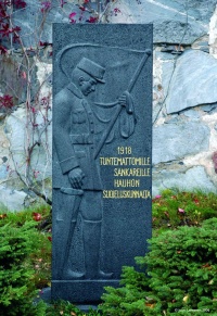 Tiedosto:200px-Hauhon kirkkopiha sankaripatsas.jpg