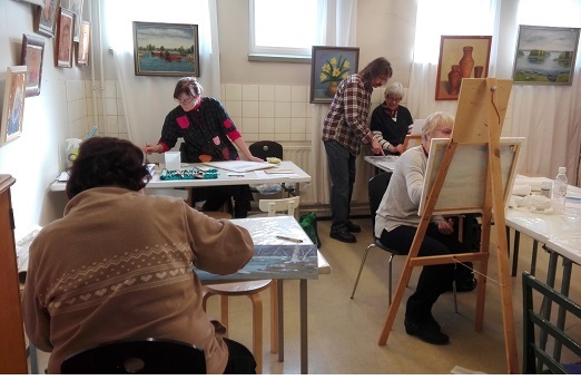 Keskittynyttä työskentelyä Pekka Krögerin maisemakurssilla