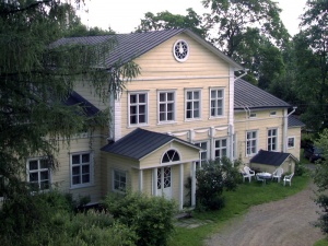 Tiedosto:300px-Hovinkartano paarakennus.jpg