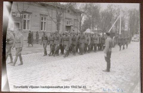 Tiedosto:Turuntie 1942 tai 43 Viljasen hautajaissaattue.JPG