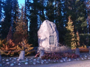 Tiedosto:300px-Muistomerkki Mommila18.10.2011 022.jpg