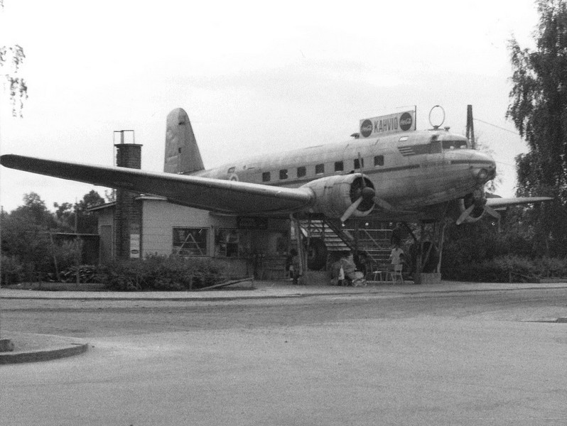 Tiedosto:HANSSIN JUKKA V.1959 ja 1974 KAHVILANA.jpg
