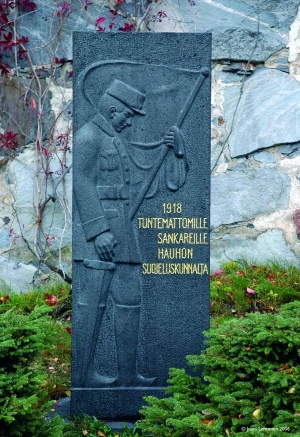 Tiedosto:300px-Hauhon kirkkopiha sankaripatsas.jpg