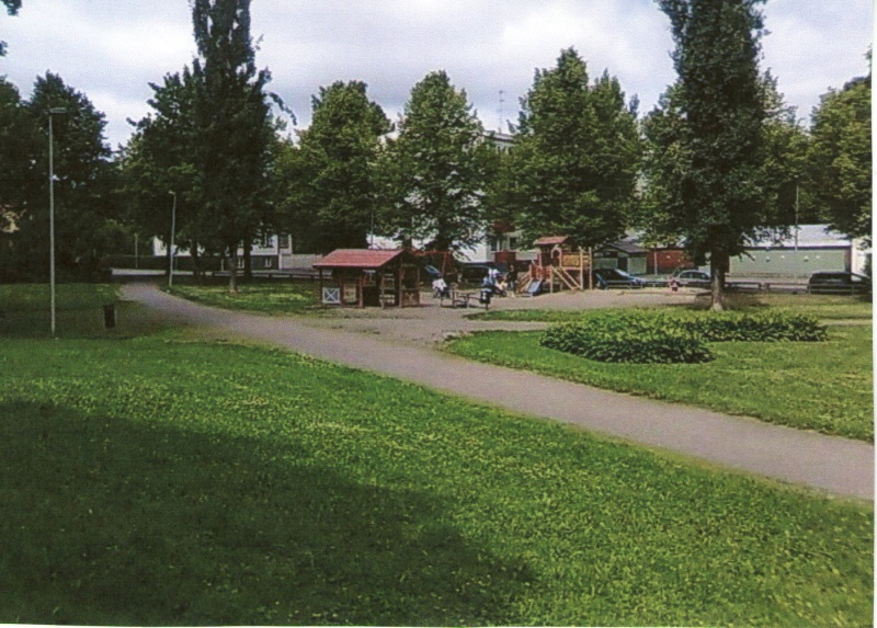 Tiedosto:800px-Torikadun puisto274.jpg