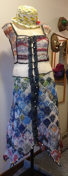 Tiedosto:Elina Vanttinen Polly Mary-mallisto 2020 neulotut leipapussit.jpg