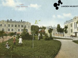 Kuvassa Vuorikadun koulu ja sen edustalla puisto jossa leikkiviä lapsia, kuvattu ennen 26.1.1915. Kuvan lähde: Lahden kaupunginmuseon kuva-arkisto.
