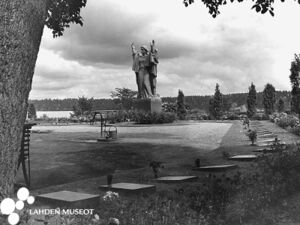 Kirkkopuistoa 1954 ja Vapauden hengetär-patsas. Kuvaaja Eino Mäkinen