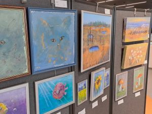 Mervi Turtiaisen tauluja Kahvila Dois Amoresissa