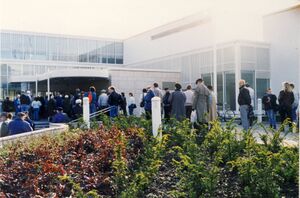 Kuva asiakkaat jonottavat pääkirjastoon 1.10.1990 hetkeä ennen avaamista