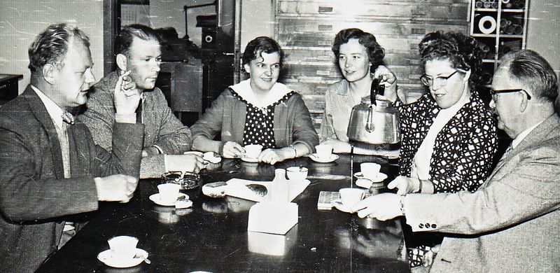 Tiedosto:2 Kauppalan rakennusviraston kahviporukka.jpg