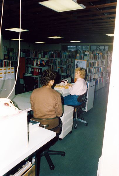 Tiedosto:Hattulan kirjastossa 1980-luvulla.jpg