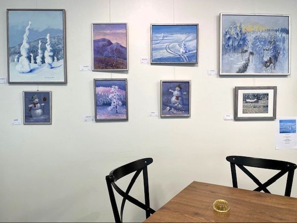 Mervi Turtiaisen tauluja Kahvila Dois Amoresissa