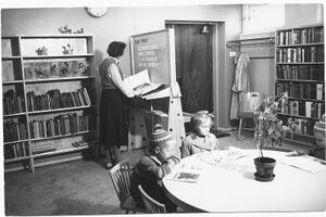 Kuva: Kirjastonjohtaja Leena Lappalainen uudessa Launeen kirjastossa 1952