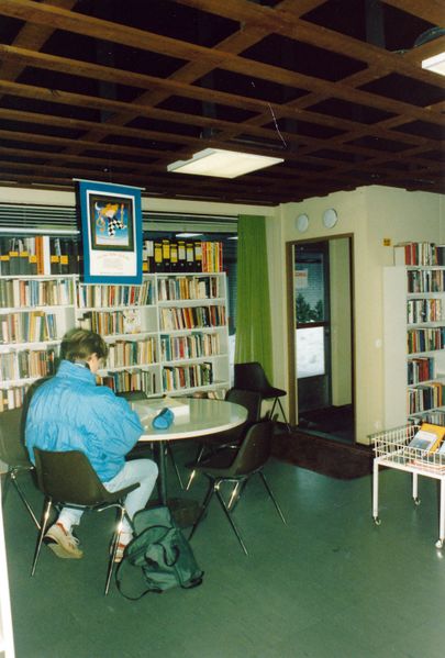 Tiedosto:Hattulan kirjastoa 1980-luvulla.jpg