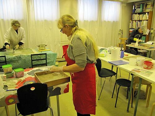 Freskojen valmistus vaatii useita työvaiheita. Freskoryhmän työskentelyä Arttelin toimitilassa.