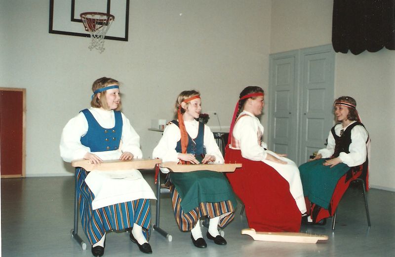 Tiedosto:Kantelekvartetti valmistautuu nuorisopaiville Jurvaan.jpg