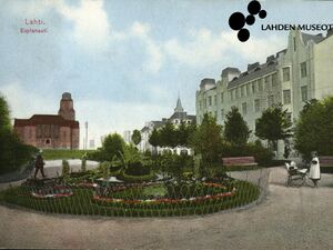 Lahden kaupungintalon puisto, kuvattu 1912 jälkeen. Lähde: Lahden kaupunginmuseon kuva-arkisto.