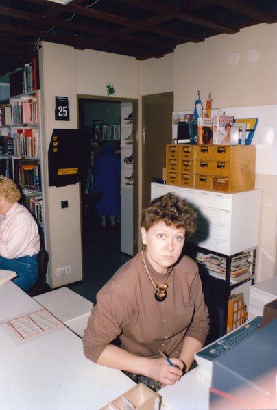 Tiedosto:Hattulan kirjaston tiskilla 1980-luvulla.jpg