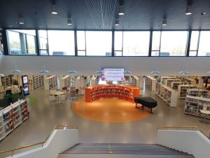 Yleiskuva kirjaston Studiosta, etualalla sähkörummut ja kosketinsoitin, taustalla editointitietokone, kitarat ja basso.