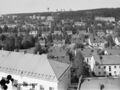 näkymä Paavolan asuinalueella ylhäältä päin kuvattuna asuinrakennusten kattoja taustalla vesitorni ja kerrostaloja
