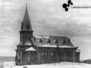 Kuvassa Lahden kirkko ennen puuistutuksia aidan ympäröimänä noin vuonna 1900