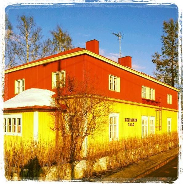 Tiedosto:Keltainen talo 2.JPG