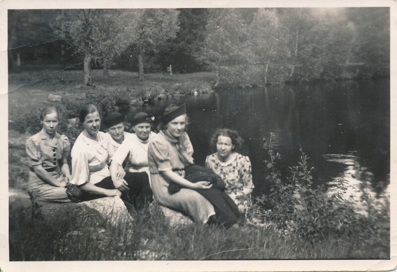 Tiedosto:Naisia Aulangolla 1940.jpg