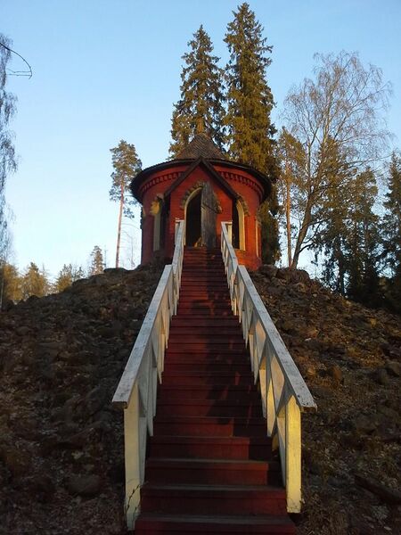 Tiedosto:Portaat Onnen temppelille.jpeg